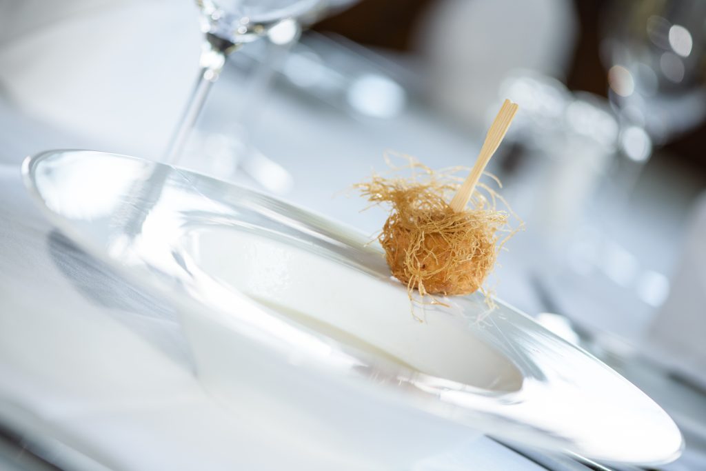 Elegant dargereichte Vorspeise auf einem weißen Teller