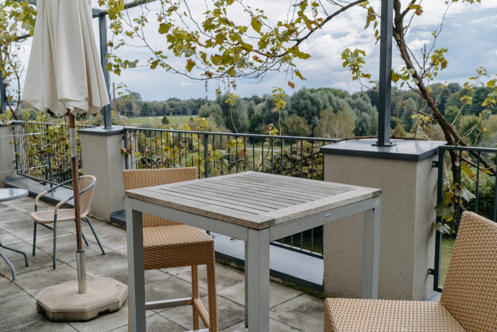Zimmerterrasse Zimmer 202 mit Blick auf den Naturpark.