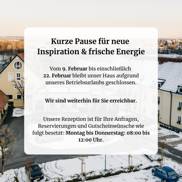 Ein Bild mit dem Hotel im Hintergrund. Davor der Infotext: Betriebsurlaub: Vom 9. Februar bis einschließlich 22. Februar bleibt unser Haus aufgrund unseres Betriebsurlaubs geschlossen. Unsere Rezeption ist für Ihre Anfragen, Reservierungen und Gutscheinwünsche wie folgt besetzt: Montag bis Donnerstag: 08:00 bis 12:00 Uhr.