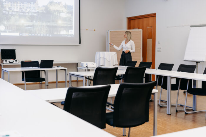 Vortragssituation in einem hellen Seminarraum des Hotels Staribacher in der Südsteiermark – ideal für produktive Workshops und Firmentagungen